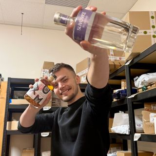 Tento týden jsou naše životy už opravdu jen balení, tak jsme se aspoň navzájem vyfotili s flaškama, co nám dělají radost,...