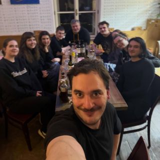 Makáme. Neleníme. Ani poslední adventní neděli. Poslední vánoční besídka proběhla dnes v legendárním podniku Mrtvá Ryba a...